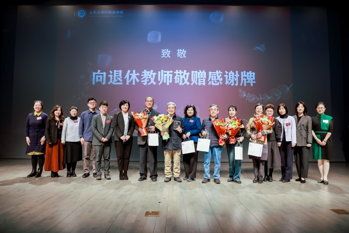 一群人站在台上
AI 生成的内容可能不正确。