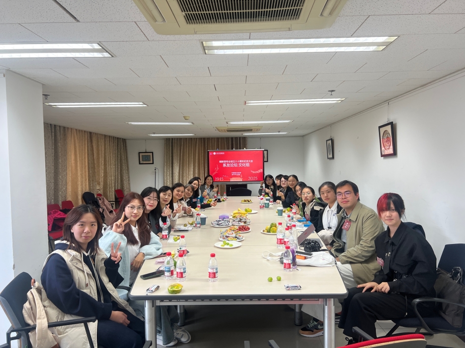 会议室里的人们
AI 生成的内容可能不正确。