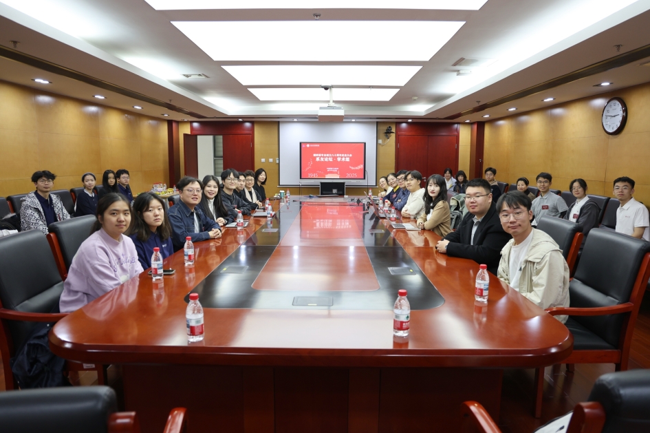 会议室里的人们

AI 生成的内容可能不正确。