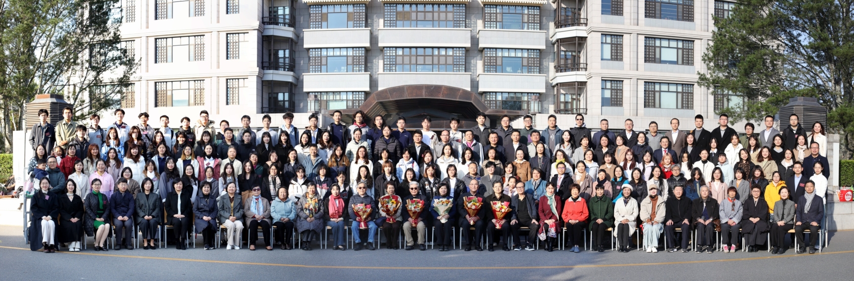 一群人在广场上
AI 生成的内容可能不正确。