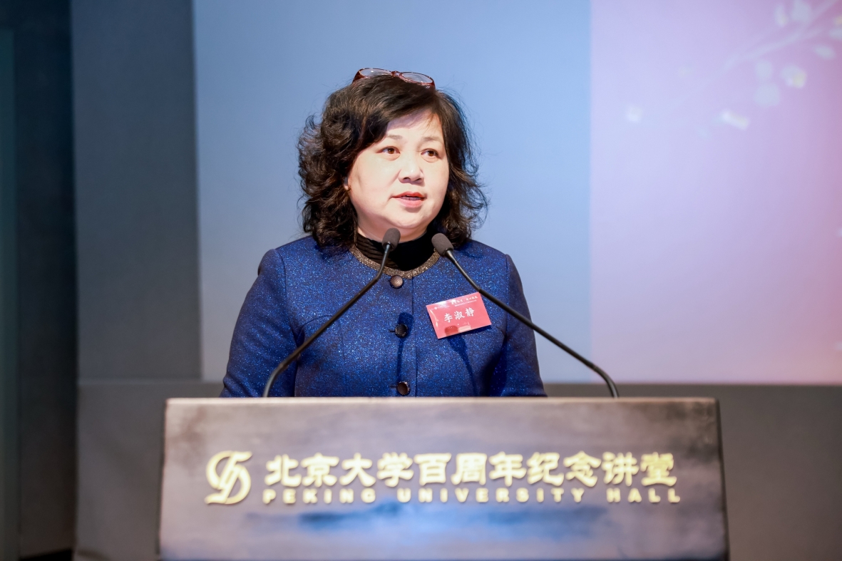 电脑前的人
AI 生成的内容可能不正确。