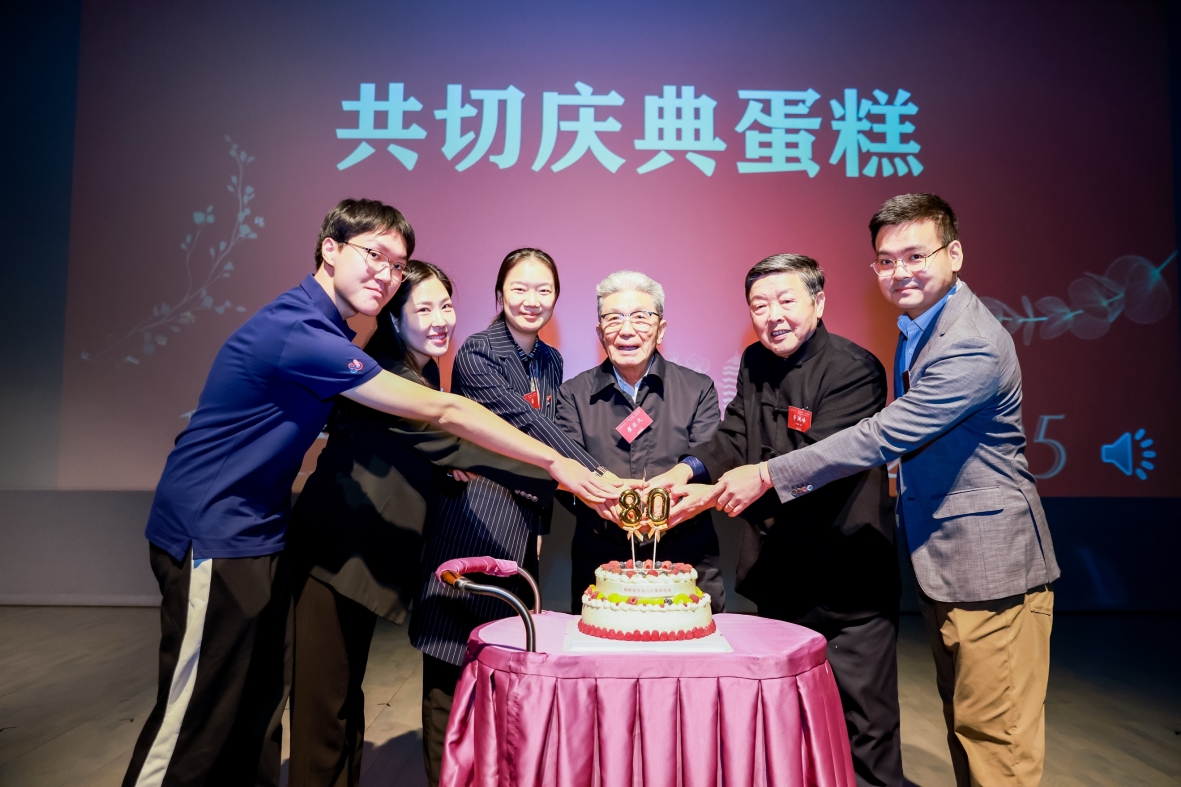 图片包含 人, 蛋糕, 男人, 室内
AI 生成的内容可能不正确。