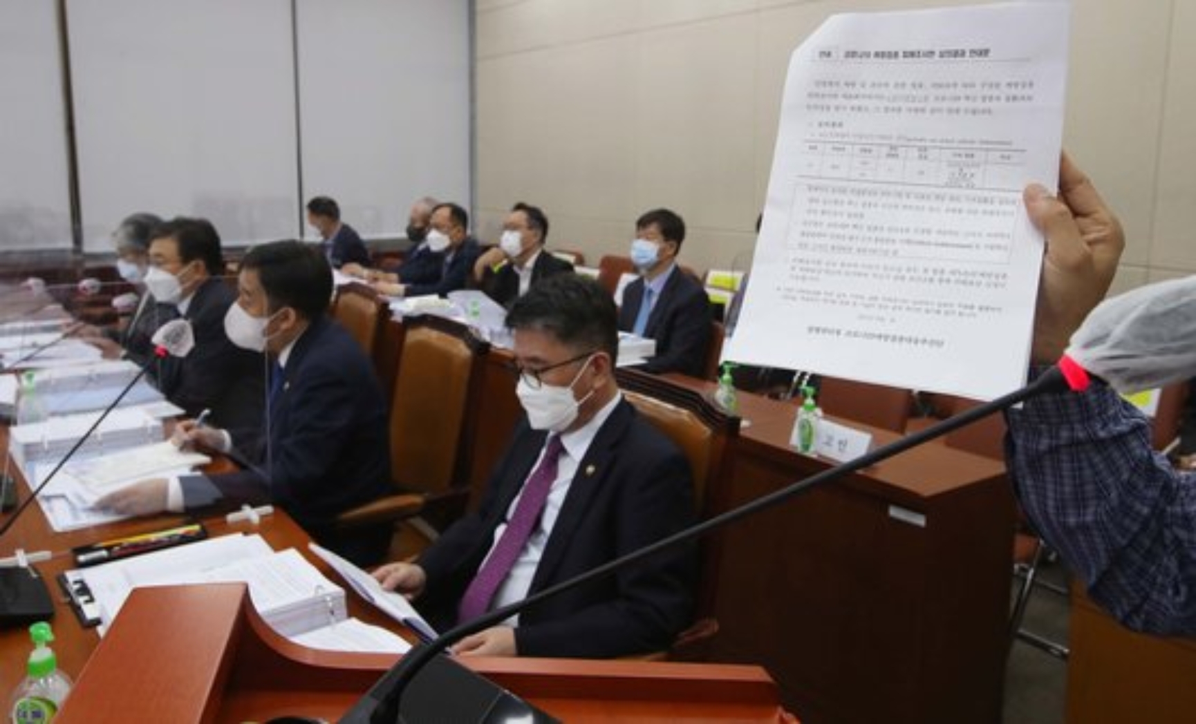 7일 서울 여의도 국회에서 열린 보건복지위원회의 보건복지부 및 질병관리청 등에 대한 국정감사에서 신종 코로나바이러스 감염증(코로나19) 백신 이상반응 피해자 가족이 질병관리청의 예방접종 피해조사반 안내문을 들어보이고 있다. 뉴스1